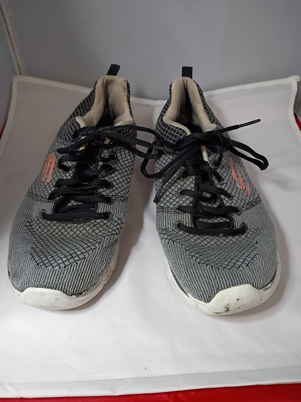 Women's Sz 10 Skechers Lightweight Knit Athletic Sneakers in Gray
